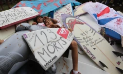 Saint-Denis - Jeudi 26 juillet 2012 - Rassemblement de surfeurs devant la préfecture pour demander des mesures de protection contre les requins