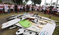 Saint-Denis - Jeudi 26 juillet 2012 - Rassemblement de surfeurs devant la préfecture pour demander des mesures de protection contre les requins