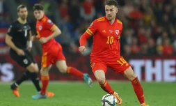 Le milieu de terrain gallois Aaron Ramsey (d) face à l'Autriche, le 24 mars 2022 à Cardiff
