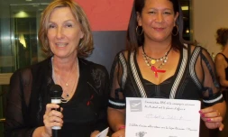 Betty Zémia (à droite) a reçu des mains de Catherine Gaud, présidente de Rive, deux billets d'avion Réunion - Maurice (Photo Rive)