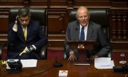 Le président péruvien Pedro Pablo Kuczynski (d) devant le Parlement péruvien pour répondre d'accusations de corruption, le 21 décembre 2017 à Lima