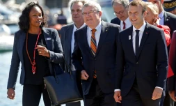 La ministre des Sports Laura Flessel (g), lors de la visite de Thomas Bach (c) sur le site de la voile aux JO-2024, le 21 septembre 2017 à Marseille