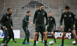 La star de l'AC Milan, le Suédois Zlatan Ibrahimovic (C), s'entraîne pendant le confinement avec les joueurs du club suédois de Hammarby IF en respectant les règles de distanciation le 17 avril 2020 à à la Tele 2 Arena à Stockholm.