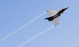 Peu avant midi, un gros "bang" fait sursauter Paris et ses environs: le pire est dans toutes les têtes mais il s'agit en réalité d'un avion de chasse, contraint de franchir le mur du son