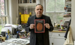 L'artiste américano-cubain Edel Rodriguez pose dans son studio avec sa dernière illustration à l'occasion de l'inculpation de Donald Trump, le 7 avril 2023 à Tabor, dans le New Jersey