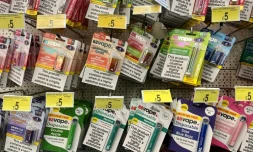 Des cigarettes électroniques jetables en vente dans une boutique à Liverpool, le 15 juillet 2023 au Royaume-Uni