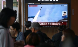 Un écran diffuse des images d'archives de missiles nord-coréens, le 19 avril 2026 dans une gare de Séoul