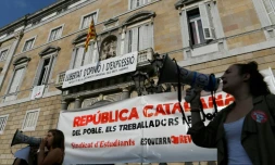 Des manifestants indépendantistes déploient une banderole réclamant une "république catalane" à Barcelone le 14 octobre 2019