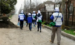 Des membres de l'OSCE en mission dans les environs de Marioupol en Ukraine, le 14 avril 2015