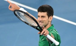 La joie du Serbe Novak Djokovic après sa victoire face à l'Autrichien Dominique Thiem en finale de l'Open d'Australie, le 2 février 2020 à Melbourne