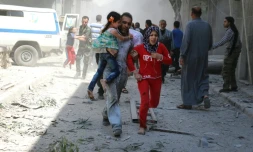 Des civils fuient les bombardements le 29 avril 2016 à Alep