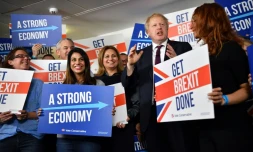 Le Premier ministre britannique Boris Johnson pose avec des militants conservateurs à Londres, le 8 décembre 2019