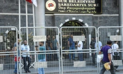 Une opération de la police turque dans un bùtiment de la municipalité le 11 septembre 2016 à Diyarbakir