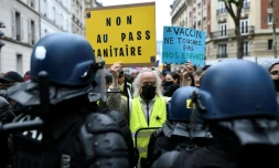 Manifestation contre le pass sanitaire et la vaccination obligatoire des soignants le 7 août 2021 à Neuilly-sur-Seine, près de Paris