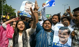 Des partisans d'Arvind Kejriwal, un des dirigeants de l'opposition en Inde, manifestent le 22 mars 2024 pour protester contre son arrestation