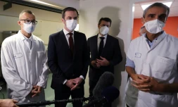 Olivier Véran (2eG), et Christian Estrosi (3éG) au CHU de Nice le 20 février 2021 avec le professeur Michel Carles