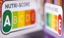 Un étiquetage "Nutri-score" sur une boîte de biscuits, à Paris, le 10 mars 2025
