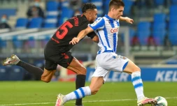 Igor Zubeldia, de la Real Sociedad, ballon au pied contre Séville en Championnat d'Espagne le 16 juillet 2020 à Saint-Sébastien