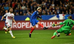 Antoine Griezmann trompe le gardien du Belarus Sergey Chernik, pour le premier but des Bleus au Stade de France, le 10 octobre 2017