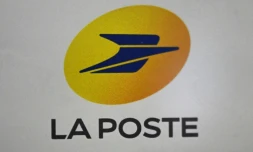 Logo de La Poste, au Thillay, le 5 décembre 2024