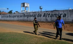 Un policier patrouille autour de la prison d'Altamira au Brésil le 29 juillet 2019
