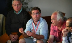 Le maire de Dolus Gregory Gendre lors d'une conférence de presse sur l'ouverture d'une Zone d'alimentation durable, à Dolus-d'Oléron le 21 avril 2018