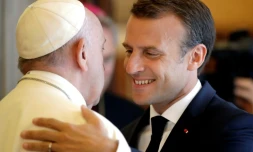 Le président français Emmanuel Macron et le pape François s'embrassent à l'issue d'une entretien de près d'une heure au Vatican, le 26 juin 2018