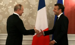 Le président français Emmanuel Macron (D) serre la main de son homologue russe Vladimir Poutine, le 28 juin 2019 lors du sommet du G20 à Osaka, dans le sud du Japon