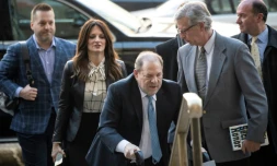 Harvey Weinstein (c) arrive au tribunal de New York avec ses avocats, le 24 février 2020