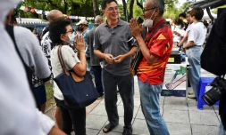 Le journaliste thaïlandais Somyot Prueksakasemsuk (au centre), emprisonné pendant sept ans pour crime de lèse-majesté, pendant une manifestation étudiante à Bangkok le 5 septembre 2020