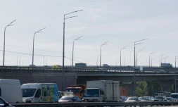 Des embouteillages Ă Kyiv le 2 octobre 2026, oĂč la circulation Ă©tait paralysĂ©e aprĂšs la fermeture de lâun des principaux ponts de la ville Ă la suite dâune nouvelle vague de frappes de drones russes
