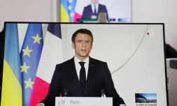 Le président français Emmanuel Macron à l'écran lors de son allocution télévisée sur la situation en Ukraine, le 24 février 2022 au palais de l'Elysée à Paris