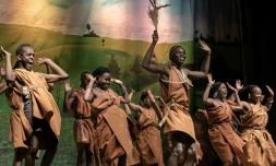 La pièce "Ngaahika Ndeenda", de retour sur scène après plus de quarante ans d'interdiction au Kenya, à Nairobi, le 26 mai 2022