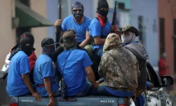 Les forces paramilitaires loyales au président Ortega patrouillent dans les rues de Masaya au Nicaragua, reprise la veille aux rebelles, le 18 juillet 2018