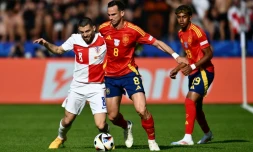 Les Espagnols Fabian Ruiz (c) et Lamine Yamal (d) avec le Croate Mateo Kovacic lors du premier match du groupe B de l'Euro, le 15 juin 2024 Ă Berlin