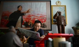 Feng Gang, ancien soldat et collectionneur de souvenirs de Mao Tsé-toung, dans son salon à Baotou, dans la région de Mongolie intérieure, en Chine, le 7 septembre 2024  