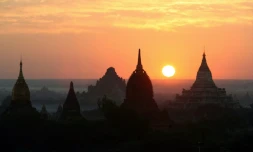 Levée de soleil sur les pagodes de Bagan, le 22 janvier 2008