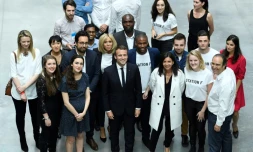 Emmanuel Macron (C), sa femme Brigitte Macron (2e rang, 4e G), le fondateur du groupe de télécoms Iliad (Free), Xavier Niel (bas, D), sa femme Delphine Arnault directrice générale adjointe de Louis Vuitton (2e rang, G), la maire de Paris Anne Hidalgo (bas, 3e D) et le secrétaire d'État français au Numérique Mounir Mahjoubi (2e rans, 3e G), à la Station F, installée dans la Halle Freyssinet à Paris, le 29 juin 2017 