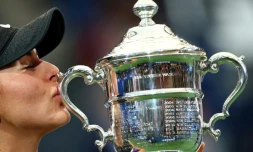 La Canadienne Bianca Andreescu embrasse le trophée de l'US Open qu'elle vient de remporter en finale face à l'Américaine Serena Williams, le 7 septembre 2019 à New York