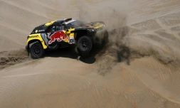 La Peugeot 3008 DKR de Sébastien Loeb fend les dunes péruviennes en direction de San Juan de Marcona, terme de la 6e étape du Dakar, le 13 janvier 2019