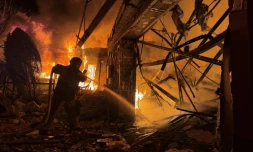 Un pompier éteint un incendie déclenché par une frappe de drones russes dans la région de Zaporijjia le 16 mars 2026