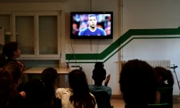 Des licenciés(ées) du club de football de Bondy, où Kylian Mbappé a débuté, regardent le match de l'équipe de France face au Pérou, le 21 juin 2018