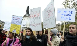 Des femmes manifestent contre les violences sexistes et sexuelles à l'appel du collectif des Effronté-e-s, place de la République  à Paris, le 29 octobre 2017
