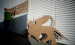 Un employé s'attelle aux derniers préparatifs à la veille du festival de la Mostra de Venise, le 28 août 2018