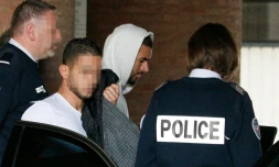 Karim Benzema (au centre, avec la capuche), à la sortie du parquet de Versailles, près de Paris, le 5 novembre 2015