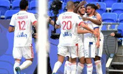 Le milieu de terrain de Lyon, Houssem Aouar (d), est félicité par ses coéquipiers aprÚs avoir ouvert le score contre Lorient, lors de leur match de L1, le 8 mai 2021 au Groupama Stadium à Décines-Charpieu
