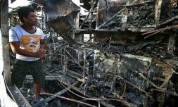 La carcasse d'un bus après une attaque à la voiture piégée, le 20 mai 2017 à Bassora en Irak