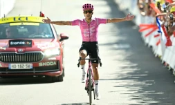 L'Équatorien Richard Carapaz célèbre sa victoire en solitaire lors de la 18e étape du Tour de France le 23 juillet 2026 à Orcières-Merlette