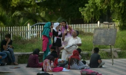 Muhammad Ayub, 58 ans, enseigne à des enfants issus des bidonvilles dans un parc d'Islamabad, le 30 août 2016