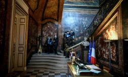 Le Premier ministre français Jean Castex (c) et le ministre français des Outre-mer Sébastien Lecornu (g) arrivent à une réunion avec une délégation calédonienne le 26 mai 2021 à l'HÎtel Matignon, à Paris